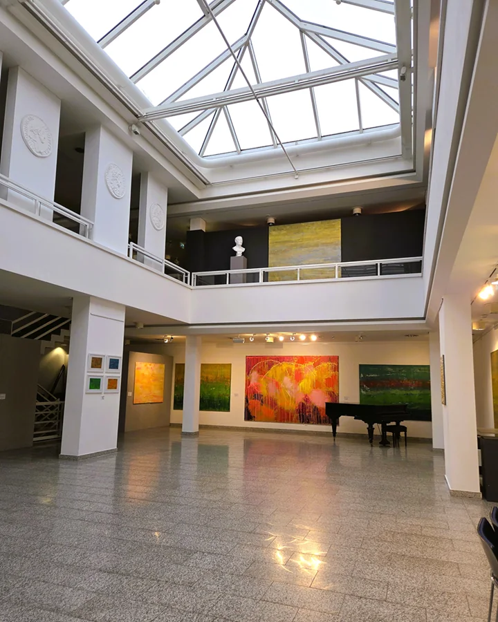 Lichtdurchflutetes Atrium des Stadtmuseums Groß-Gerau mit Kunstwerken und Flügel