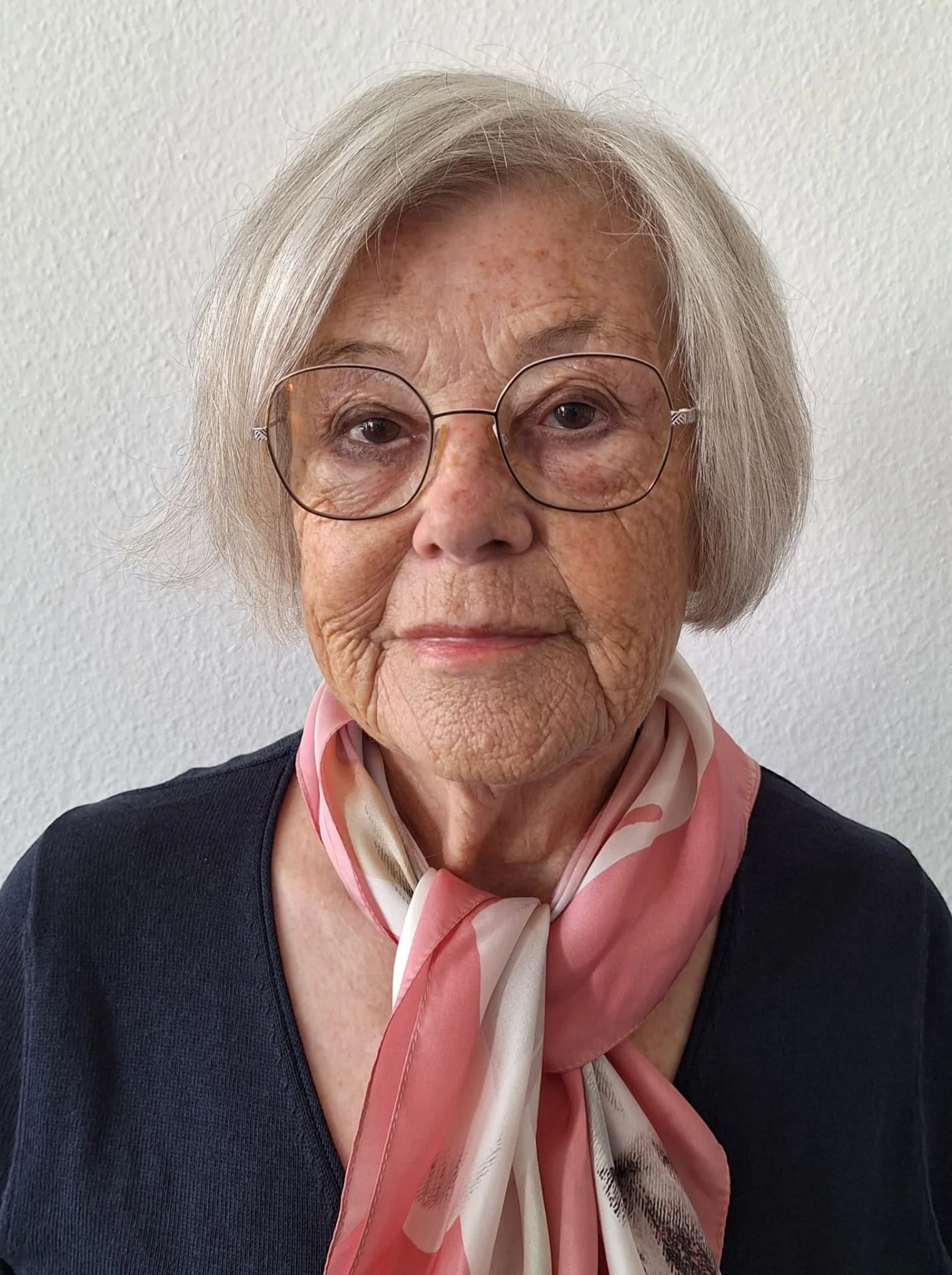 Porträtfoto von Ilse Meinke vor einer hellen Wand