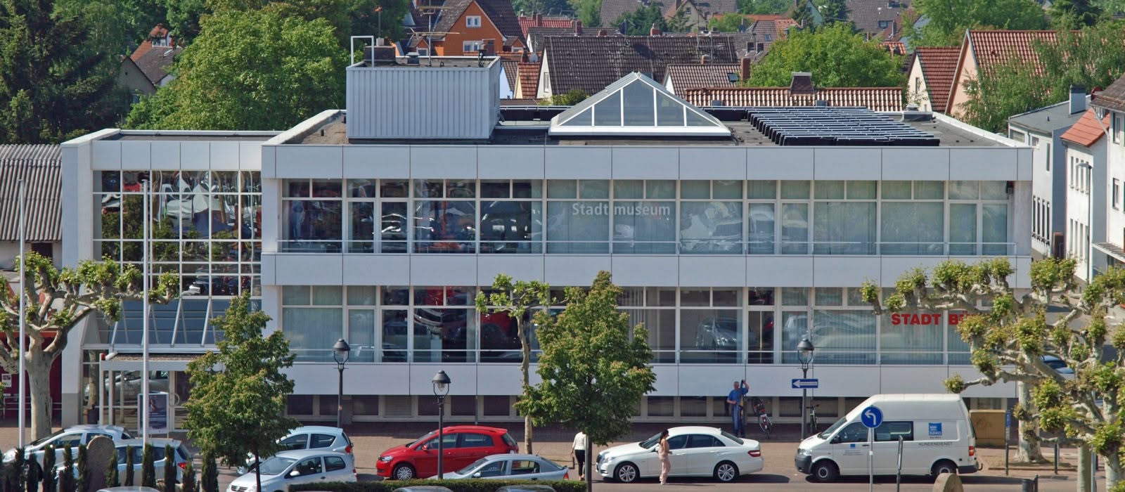Außenansicht des Stadtmuseums Groß-Gerau am Marktplatz mit großer Glasfassade.