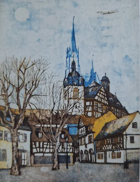 Grafik in Blau- und Ockertönen: Fachwerkhäuser und kahle Bäume vor dem Kirchturm von Groß-Gerau.