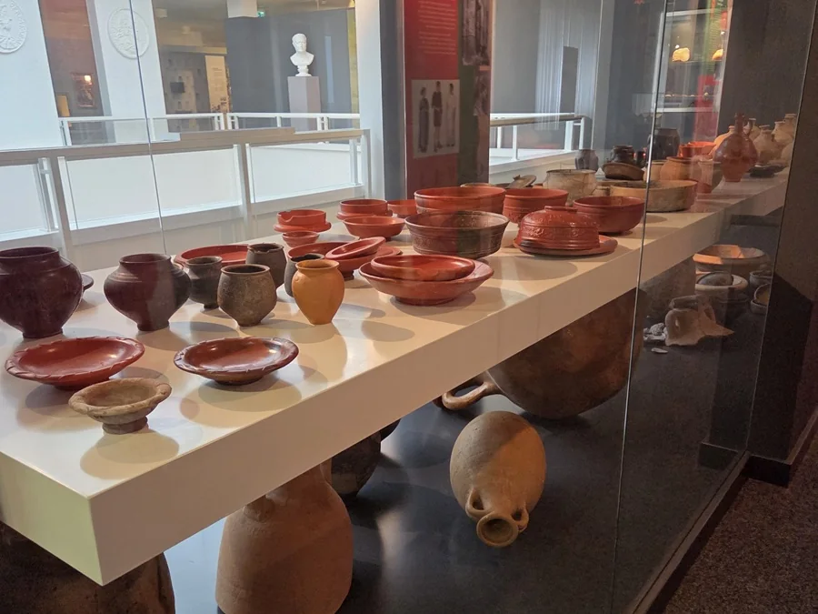 Vitrine mit römischer Keramik in der Dauerausstellung des Stadtmuseums Groß-Gerau.