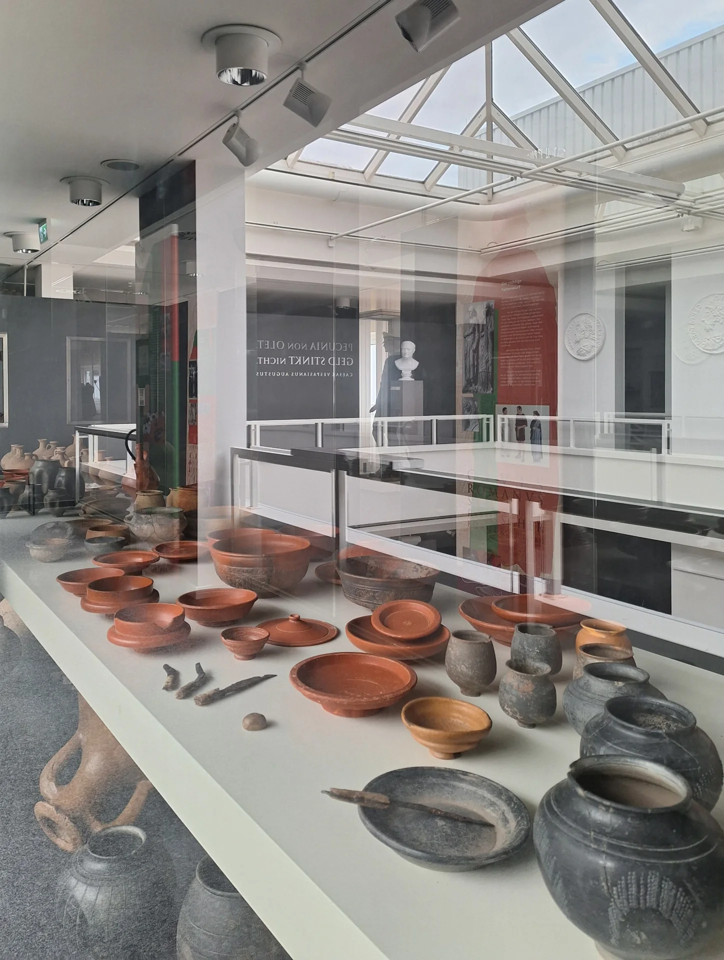 Blick in die Römerabteilung der Dauerausstellung mit römischer Keramik in einer Vitrine.