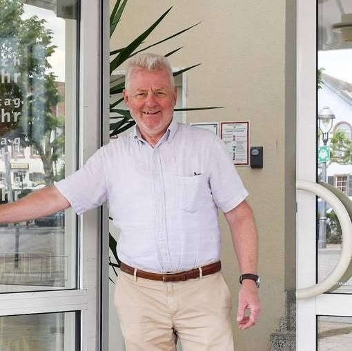 Jürgen Volkmann steht im Eingangsbereich des Stadtmuseums Groß-Gerau.