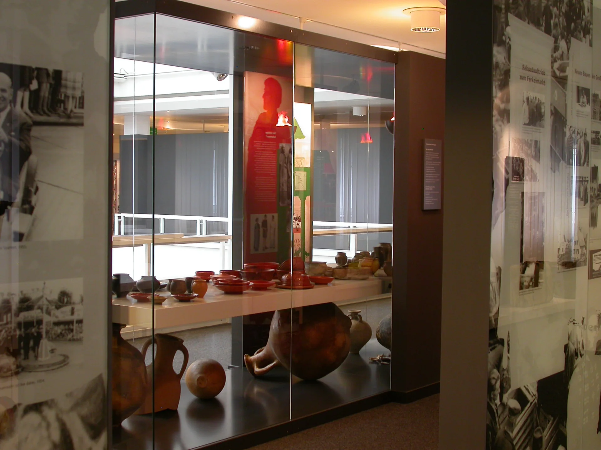 Vitrine mit römischer Keramik im Stadtmuseum Groß-Gerau.
