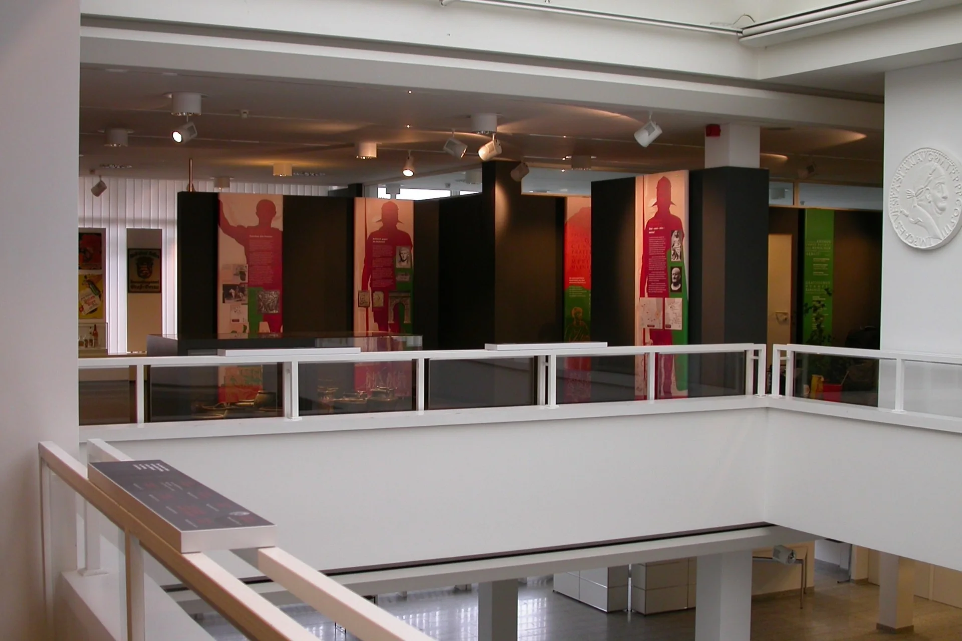 Blick vom Atrium in die Römerabteilung des Stadtmuseums Groß-Gerau mit farbigen Ausstellungstafeln.