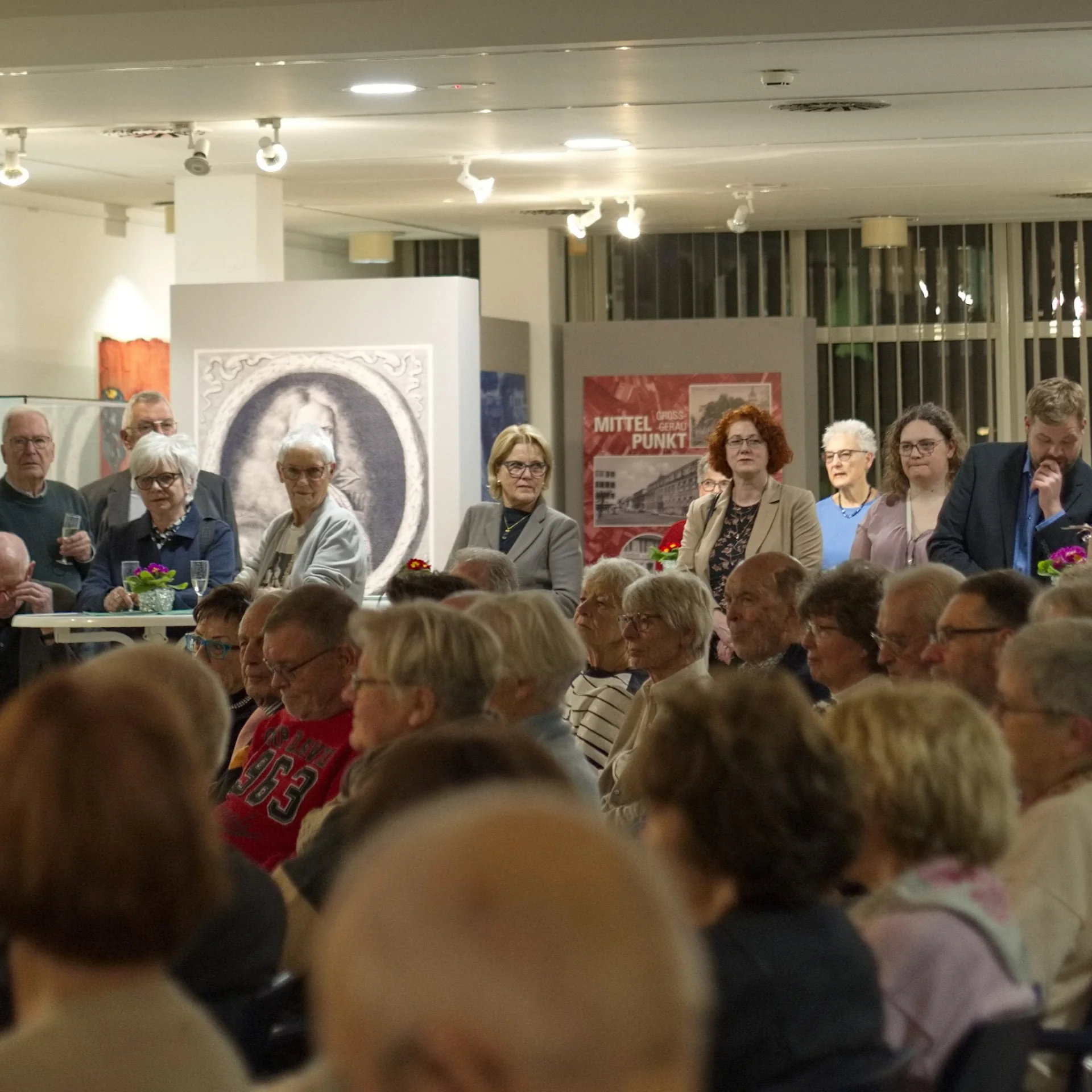 Besucherinnen und Besucher bei einer Ausstellungseröffnung im Stadtmuseum Groß-Gerau.