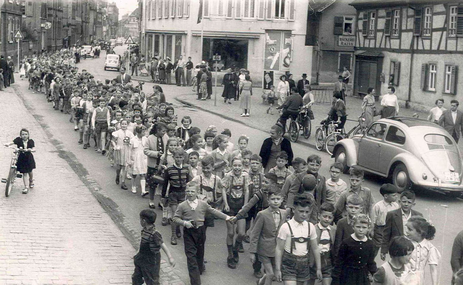 Historische Schwarz-Weiß-Aufnahme: Kinderumzug in der Frankfurter Straße in Groß-Gerau, um 1950.