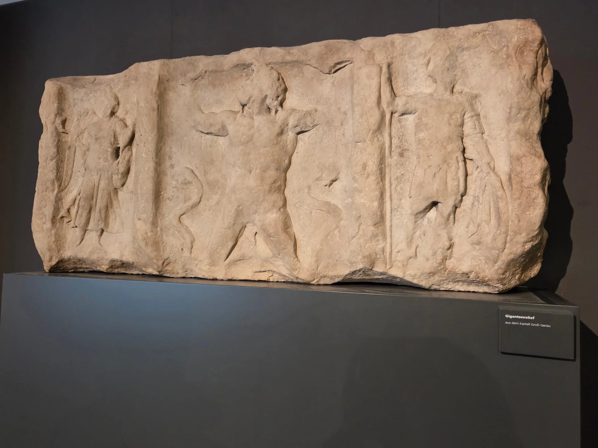 Römisches Gigantenrelief aus dem Kastell Groß-Gerau, ein antiker Steinblock mit figürlichen Darstellungen.